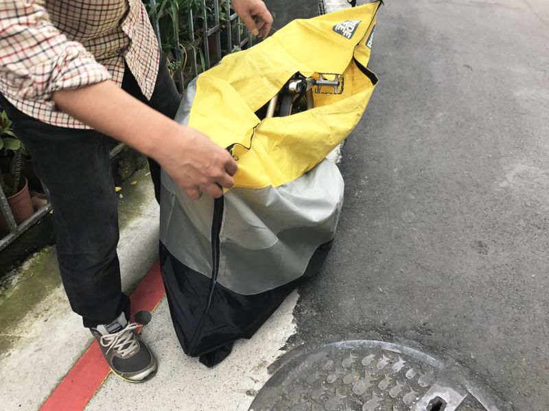 本款攜車袋左右是拉鍊，上緣則是魔鬼氈設計。(photo by 百穗)