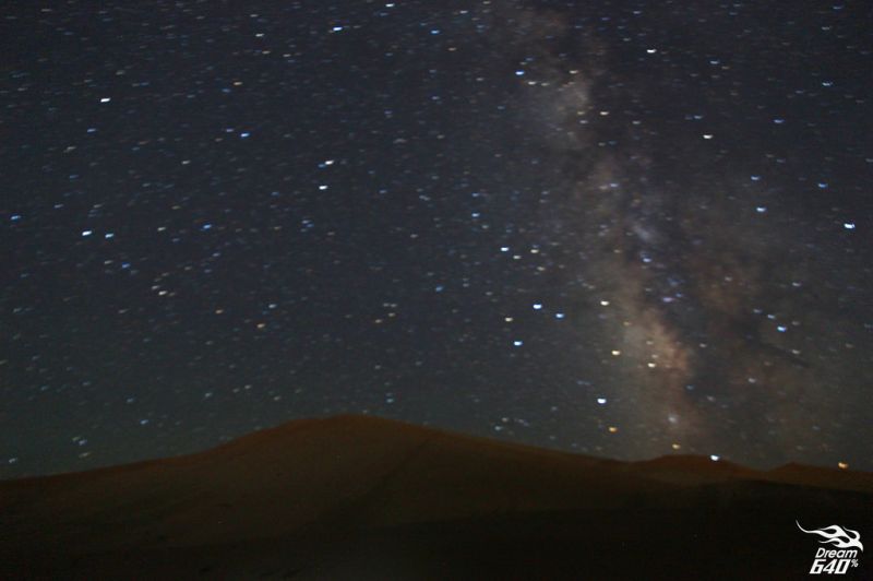 沒有光害、一望無際的沙漠，繁星點點的星空，真的很美！