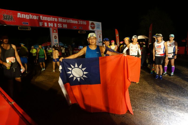 來自台灣的跑者展示我們的國旗，但是這是我最後一次看到這面國旗，哭。(賴維屏提供)