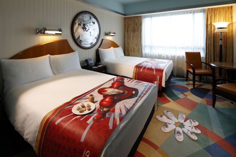 即日起至6月30日，凡入住香港迪士尼樂園酒店及迪士尼好萊塢酒店的賓客，可以額外港幣$600享「鋼鐵人」主題酒店房間佈置