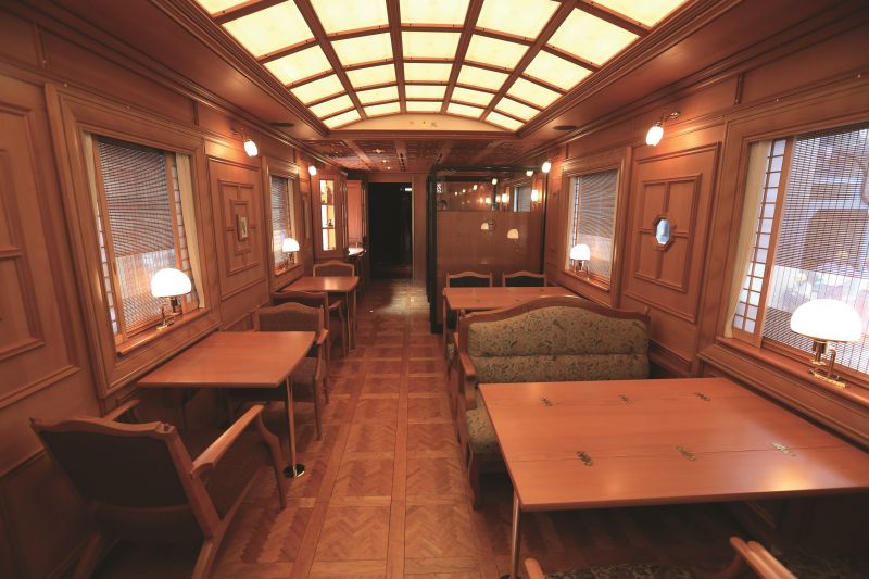 2號車的餐廳車廂。採用了比1 號車更明亮的木材。 每節車廂的天花板設計都迥然不同。裡面還備有個室或茶室。（照片提供：JR九州）