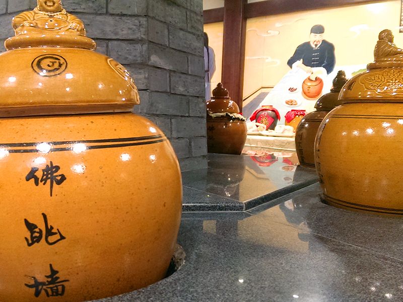 佛跳牆是中國非物質文化遺產，《聚春園》內也特別設立了展示館，說明這道料理的歷史與特色《攝影：yeahyeahyeahs》