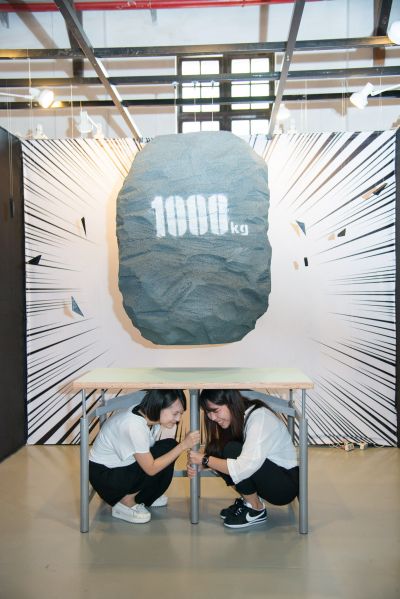 防災地震桌最高可承受重達1000公斤(1公噸)的重量，桌下的空間足夠容納2個學童；圖片提供/台北市文化局