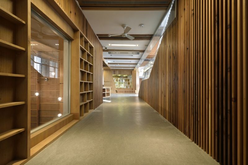 二樓走向期刊區與兒童區；圖片提供：CTLU_盧俊廷建築師事務所