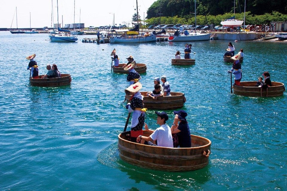 觀光取向的盆舟尺寸比一般的大了一些，由穿著傳 統服飾的年輕女性掌船。（圖片來源：JNTO）