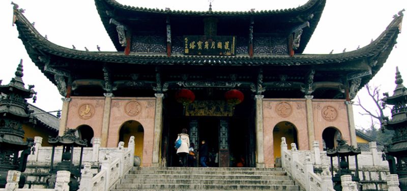 月身寶塔是九華山最具盛名的傳說與景點，座落于九華山街西神光嶺頭。(圖片來源:http://www.anhuitravel.com.tw/)