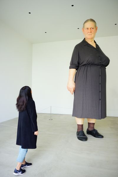 高達4公尺的《站立的女人》（Standing Woman）栩栩如生，帶給觀眾十足壓迫感。（圖：林芳如攝）
