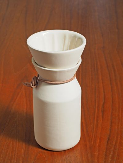 來自東京的品牌SARASA Design Lab 所設計的咖啡壺，既是咖啡用具又像酒器，十分雅緻。(劉宸嘉攝)