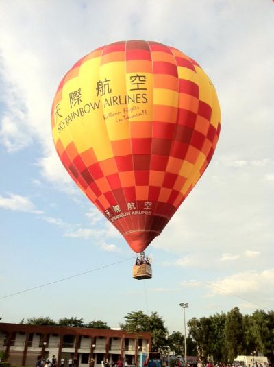 新北市市長朱立倫、臺東縣縣長黃健庭一同登上熱氣球升空，為今年全國首辦的國際熱氣球挑戰賽示範比賽規則。(圖片／薛琳云)