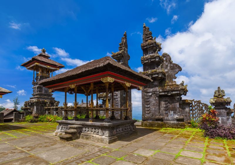 峇里島上有許多精美對稱的善惡門。