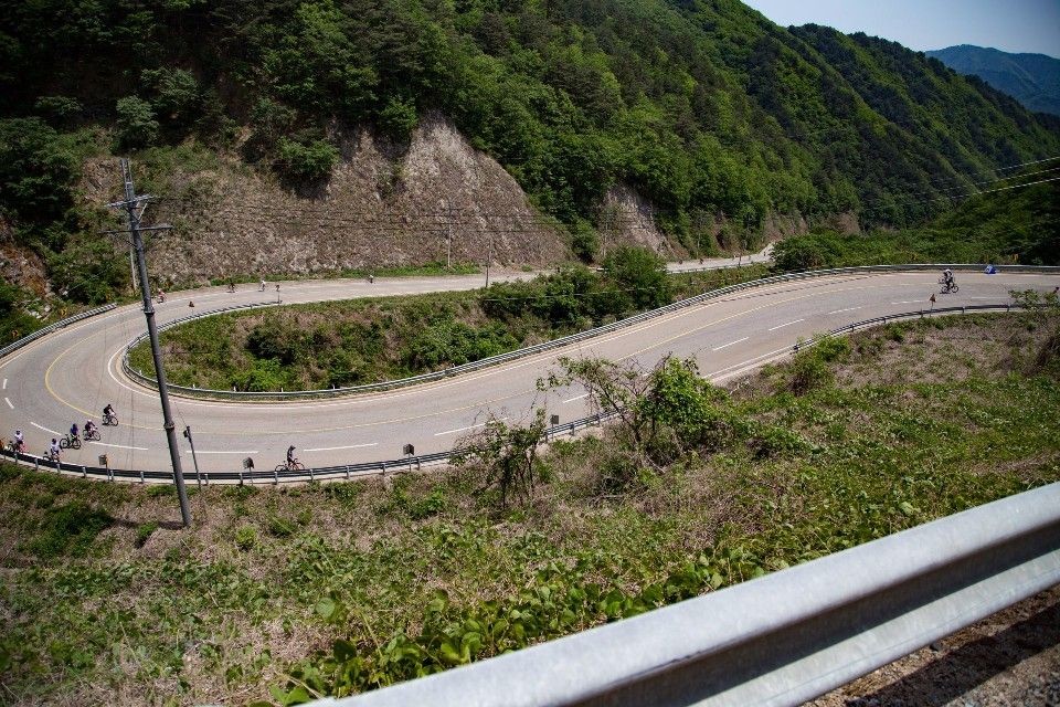 從上回首來時路，讓人想到台灣的北113，坡度卻是大禹嶺的陡。(賴維屏提供)