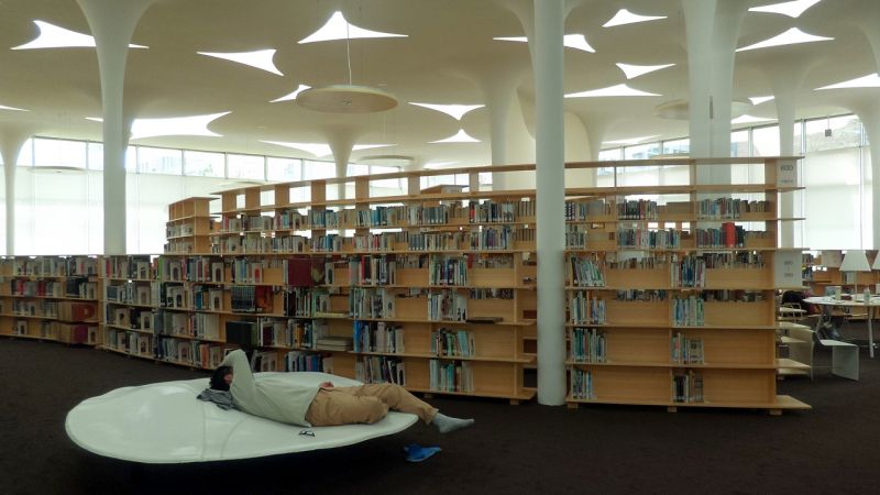 社科院圖書館／能坐臥的低矮家具，讓人彷彿置身自然；攝影：王進坤