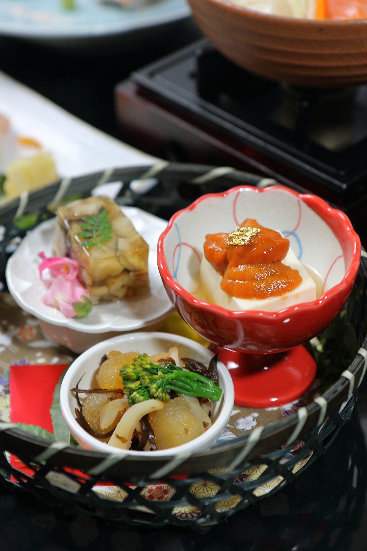 套餐前菜是用北海道料亭常見的三款精緻開胃菜揭開序幕，分別為「魟魚煮凍」、「松前拌花枝」和「牛奶豆腐」