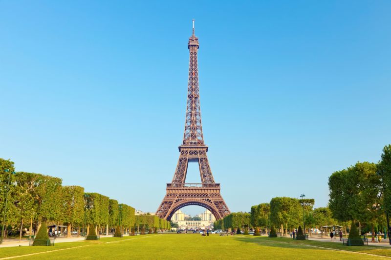法國巴黎艾菲爾鐵塔，漫步法國街頭獨享浪漫風情。(圖片由Booking.com繽客提供)