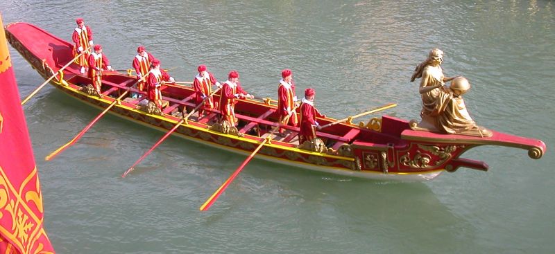 表演者與參賽者乘坐在五顏六色的貢多拉船，時光好似倒轉回到中世紀。（圖片來源：Wikimedia Commons@Godromil）