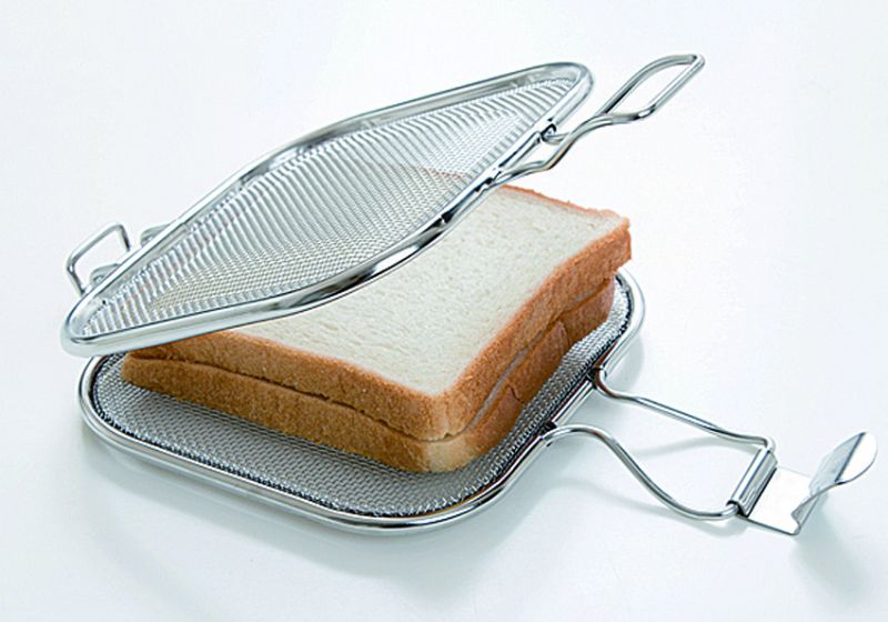 熱三明治炭烤夾，只要把夾著火腿或起司的麵包放進熱三明治炭烤夾固定即可。（旗標出版提供）