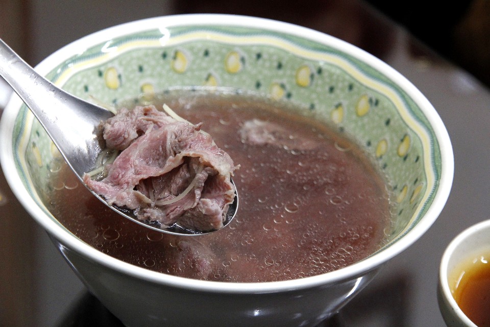 阿進牛肉湯的湯頭以大量牛肉與牛骨慢火熬製，喝起來味道意外的清澈甘甜。（攝影／散客）