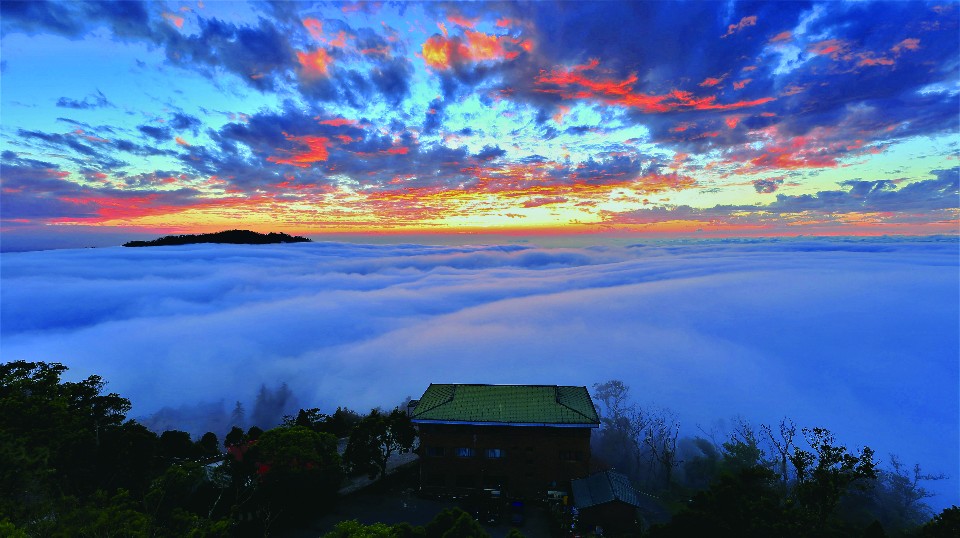 「雲洞山莊」可以欣賞到迷人的雲海美景。（圖片提供／苗栗觀光協會）