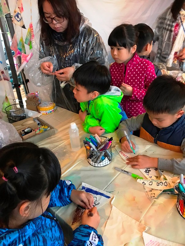 三角旗幟親子DIY彩繪課程深受家庭露友的歡迎。