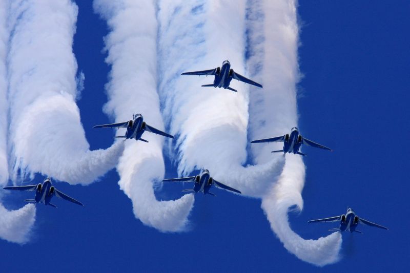 每年三澤航空祭的重頭戲，就是藍色衝擊波的飛行表演。（照片提供：Wikimedia Commons@Cp9asngf）