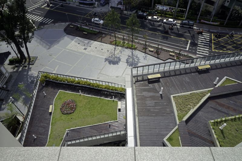 屋頂往下鳥瞰露台；圖片提供：黃明威建築師事務所