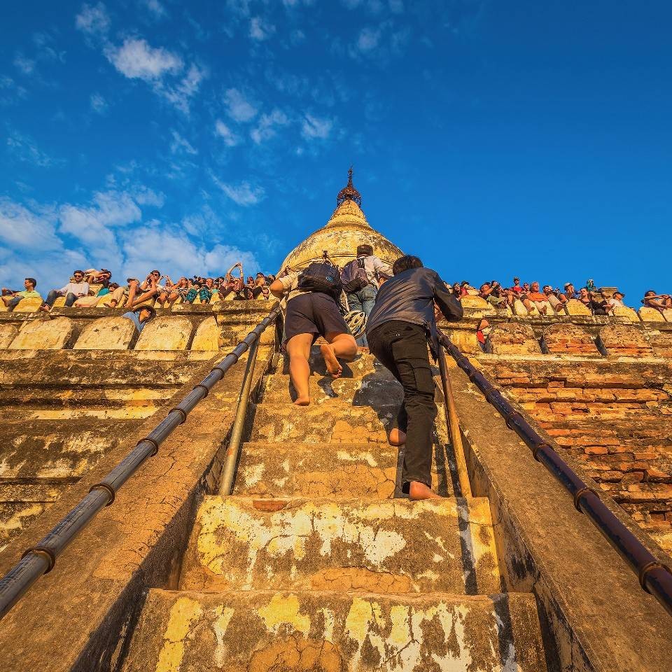 遊客努力攀爬陡長的階梯，只為一睹日出或日落的美麗。（圖片來源：123RF）