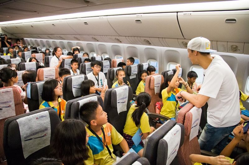 林書豪於機上與83位國小學童同樂。（圖片來源：中華航空提供）