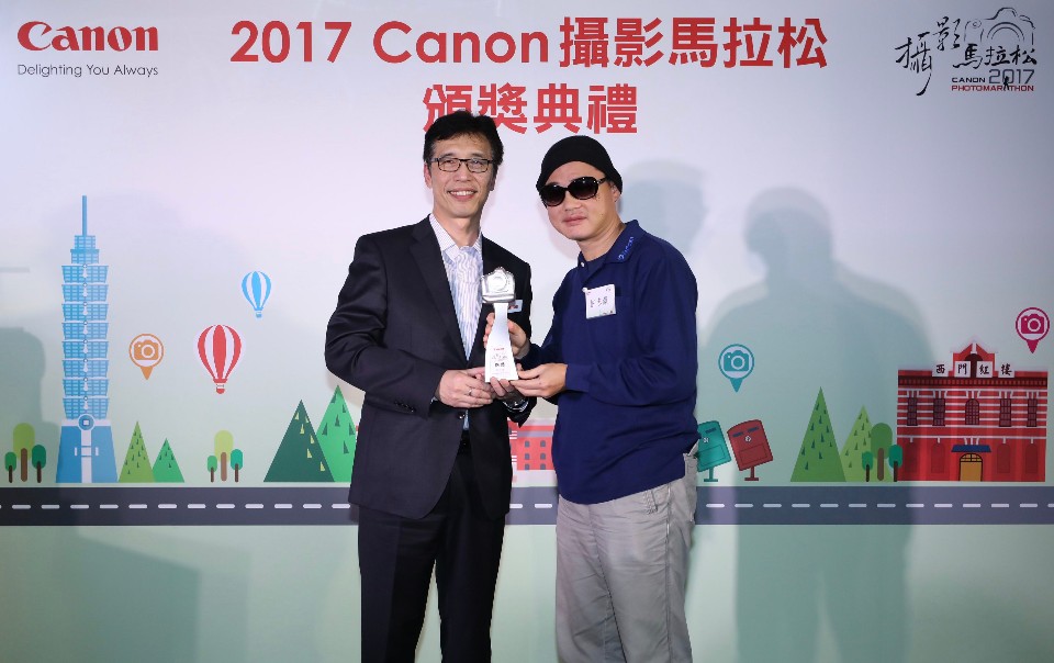 挑戰組銀獎得主許志豪先生(右)將可參加 2018 香港Canon攝影馬拉松比賽，切磋交流 圖/台灣佳能資訊提供