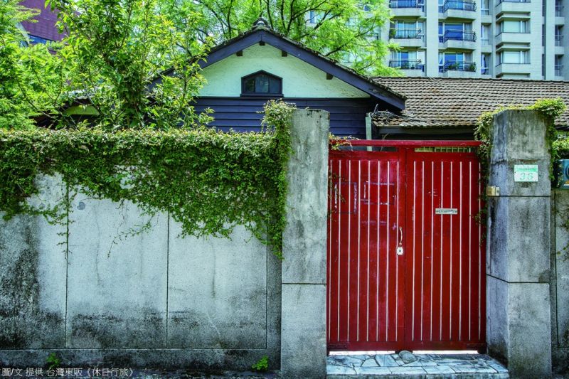 巷弄內的石牆、紅色木造門構成一幅優美的景致。（台灣東販提供）