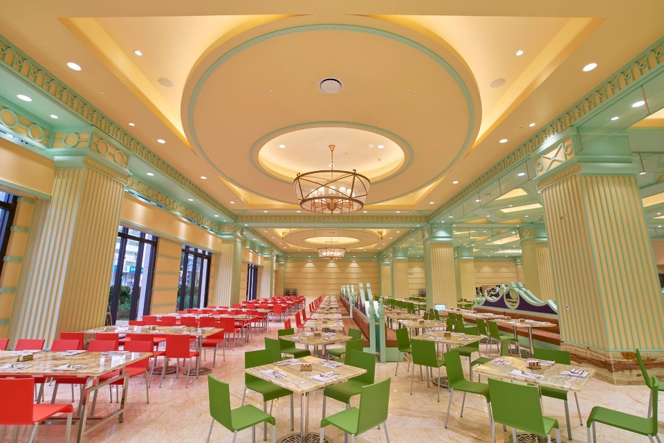 「高雄林皇宮lv森林百匯」寬敞明亮的用餐空間，有多達800個座位。（圖片來源／高雄林皇宮lv森林百匯粉絲團）