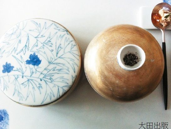 裝盛前菜的銀製餐具組是陶藝家金希珍的作品。／圖片來源：大田出版《去摩登首爾找生活感》
