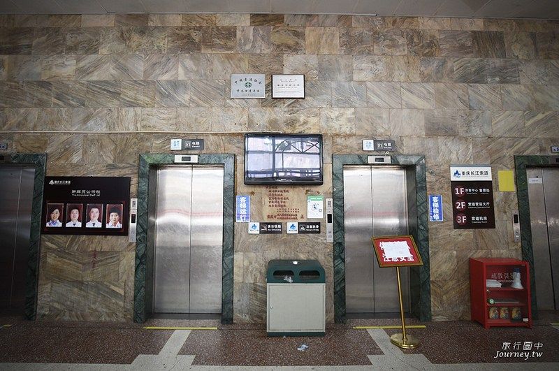 長江索道搭乘處為二樓，電梯旁則是公告著今天索道站的服務人員肖像(圖片來源：許傑)