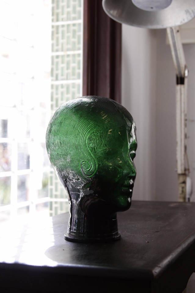 歐洲展示用玻璃人頭（NT$3,800），約70年代物件，店內擁有多種顏色與面容式樣，實在有趣，可用於展示眼鏡、帽子。（Fion提供）