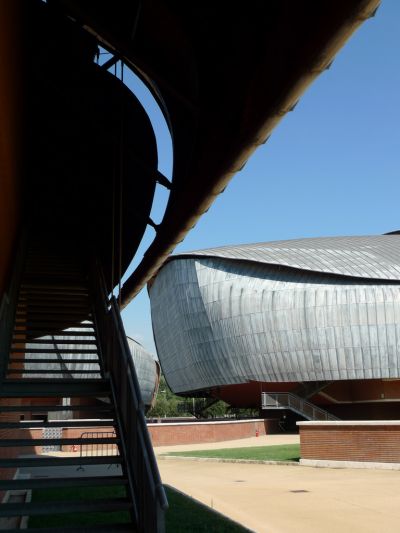 Renzo Piano設計的音樂廳，粗獷的金屬外衣，也是幾何平面往外延伸的包覆發展。(攝影/林芳怡)