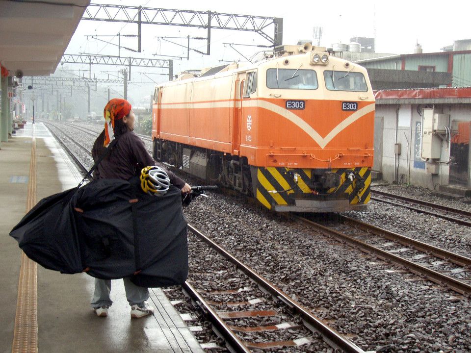 以攜車袋包好愛車搭乘火車，還是最省時省錢的方式，但就是必須帶著攜車袋趴趴走。(CLIFF 提供)
