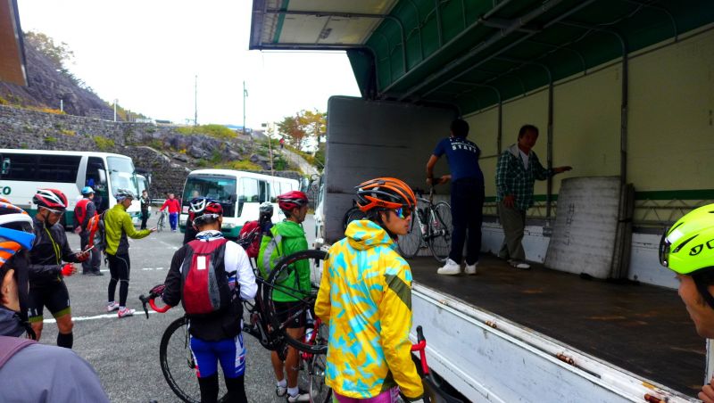 富士山有提供部分單車以及人員輸送的服務，另外終點也有計時器以及攝影師會拍下您近終點的倩影。(蔡克辰攝)