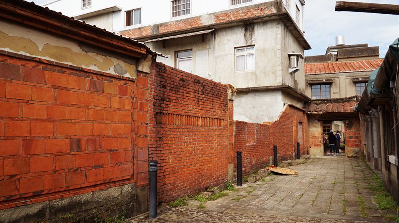 紅色磚瓦搭建的巷弄，十分懷舊。(記者楊詠鵝攝)