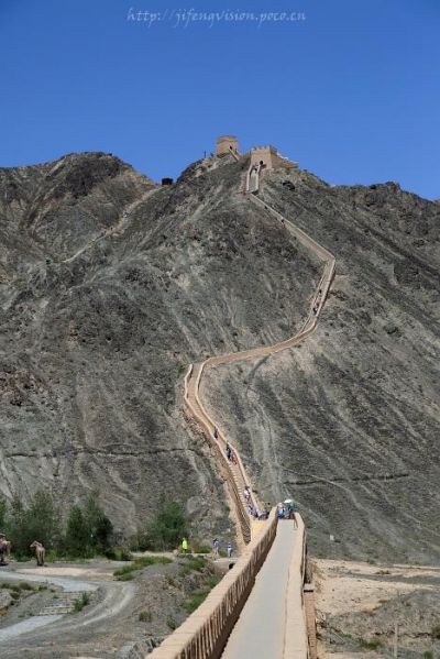 幾乎45度斜度的懸臂長城，是嘉峪關附近另一個看點。(圖片來源 lvyou.197info.com)