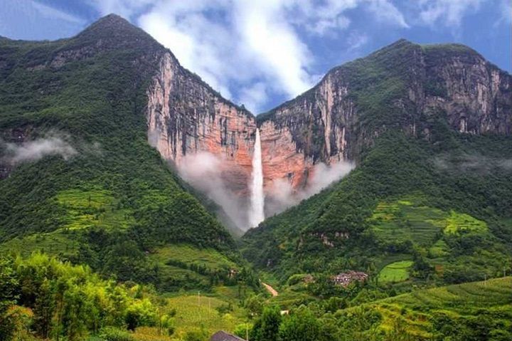 恩施大峽谷超級壯麗，千丈瀑布與原始森林美不勝收。(圖片來源http://bit.ly/2pH9Ew2)