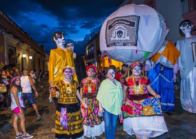 瓦哈卡的遊行活動，除了當地民眾，也有世界各地的觀光客同歡。（照片提供：123RF）