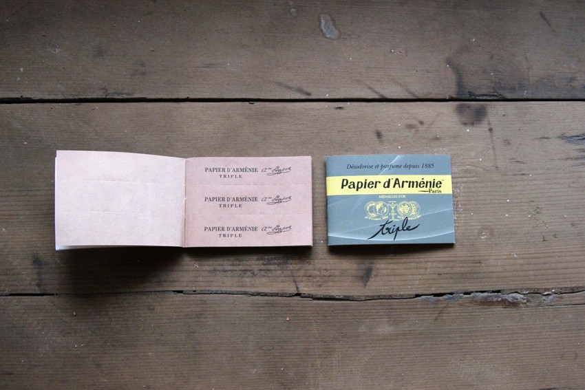 法國Papier d'Arménie 香氛 紙（NT$200），目栮女主人嚴選推薦，隨身攜帶方便可 放在錢包中，香氣會細膩融合在空氣之中。（Fion提供）