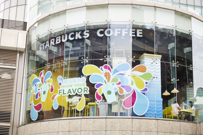自即日起台北時代門市變裝成星冰樂品牌概念店，以「星冰樂時尚舞台」為主題。（統一星巴克提供）