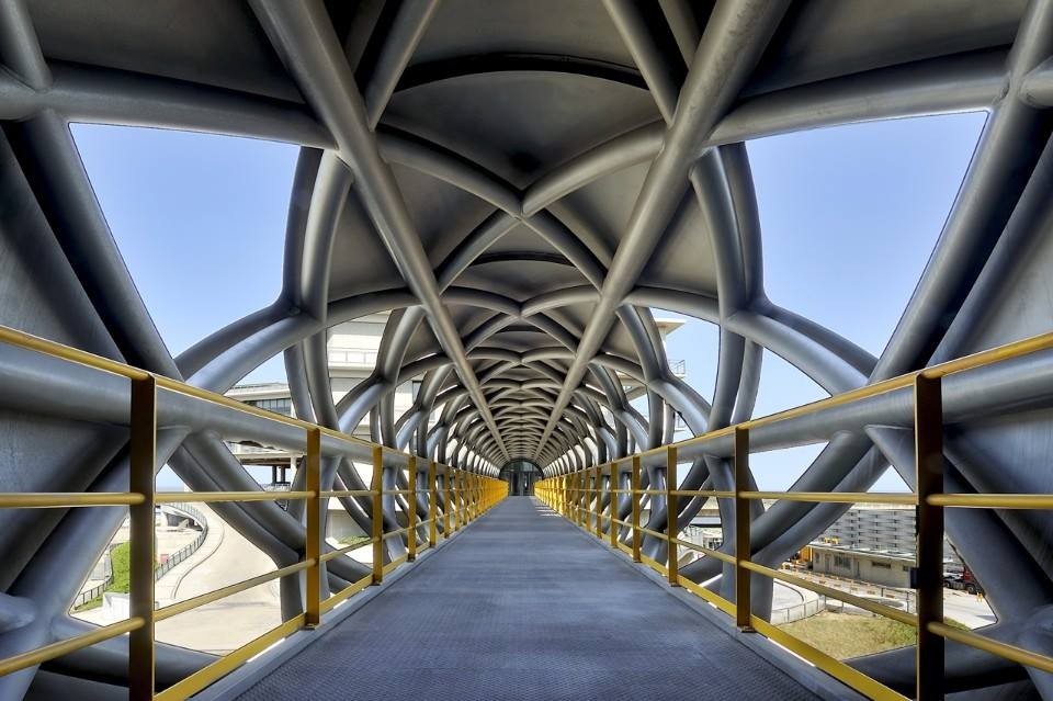 東和鋼鐵連接行政中心與鋼鐵廠之間的空橋，在2017年被英國建築設計平台網站WorldBuild 365評選為「全球最佳的五座橋梁設計」