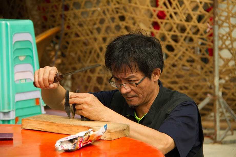 竹藝師施志成示範切割竹片準備工作；攝影／王斯右