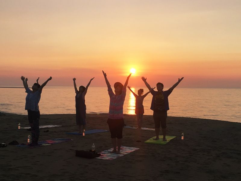 舒展身心的砂丘瑜珈體驗，可以在落日時分感受大自然的能量。（攝影：Ast）