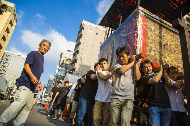 京都居民為了祇園祭忙得不可開交，還要抽空試抬山車。（Photo│欣傳媒）