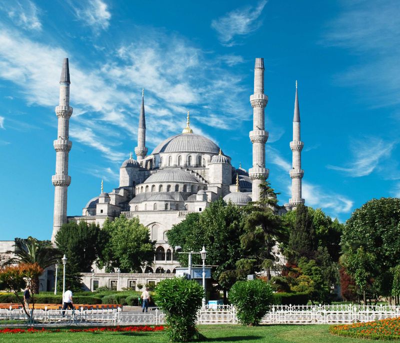 外觀潔白的藍色清真寺，因內部以藍色為基底的伊茲尼克磁磚鑲嵌得名。（Photo│123RF）