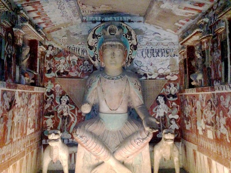 煌洞窟內擁有大批古早壁畫與雕刻，可說是現存規模最大的佛教寶庫。（照片提供：wikimedia commons@Bairuilong）