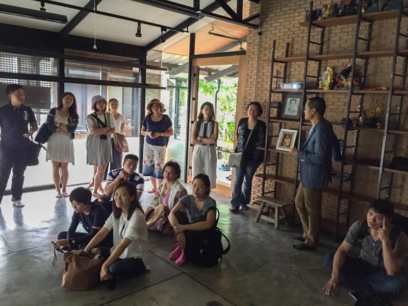 曼谷建築團團員於OPNBX舊事務聽取主持建築師Nui的簡報；蘇琨峰