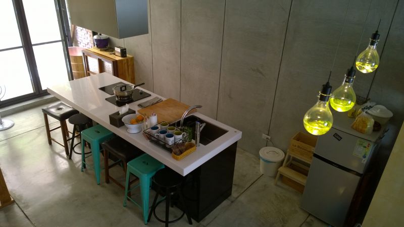 開放入宿旅客使用的中島廚房，讓人在旅行時也能體驗親身手作的幸福料理。（小巷弄5號提供）